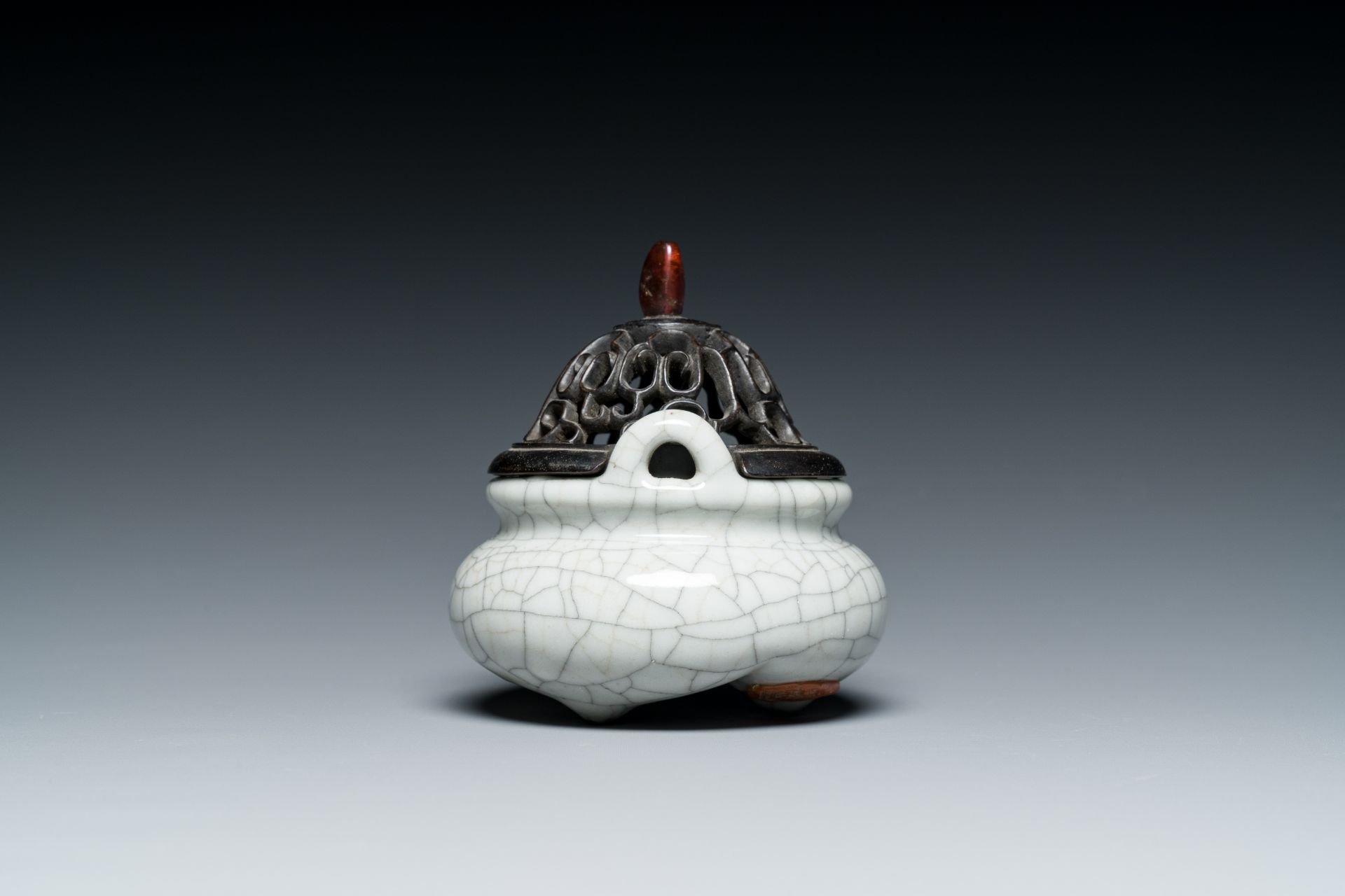 A Chinese ge-type crackle-glazed censer and a small cream-glazed bowl, 19/20th C. - Image 3 of 7