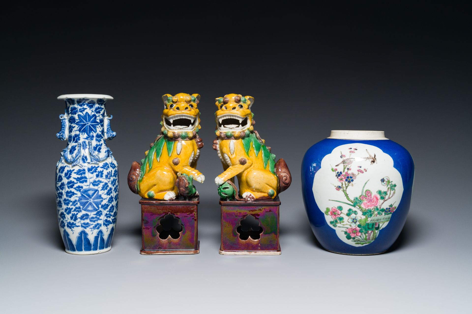 A varied collection of Chinese porcelain, 19th C. - Image 4 of 15