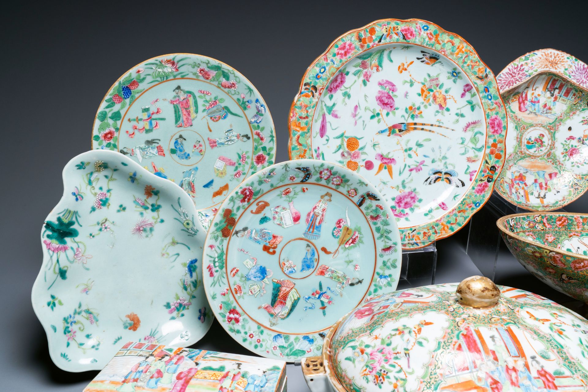An extensive collection of Chinese Canton famille rose porcelain, 19th C. - Image 4 of 5