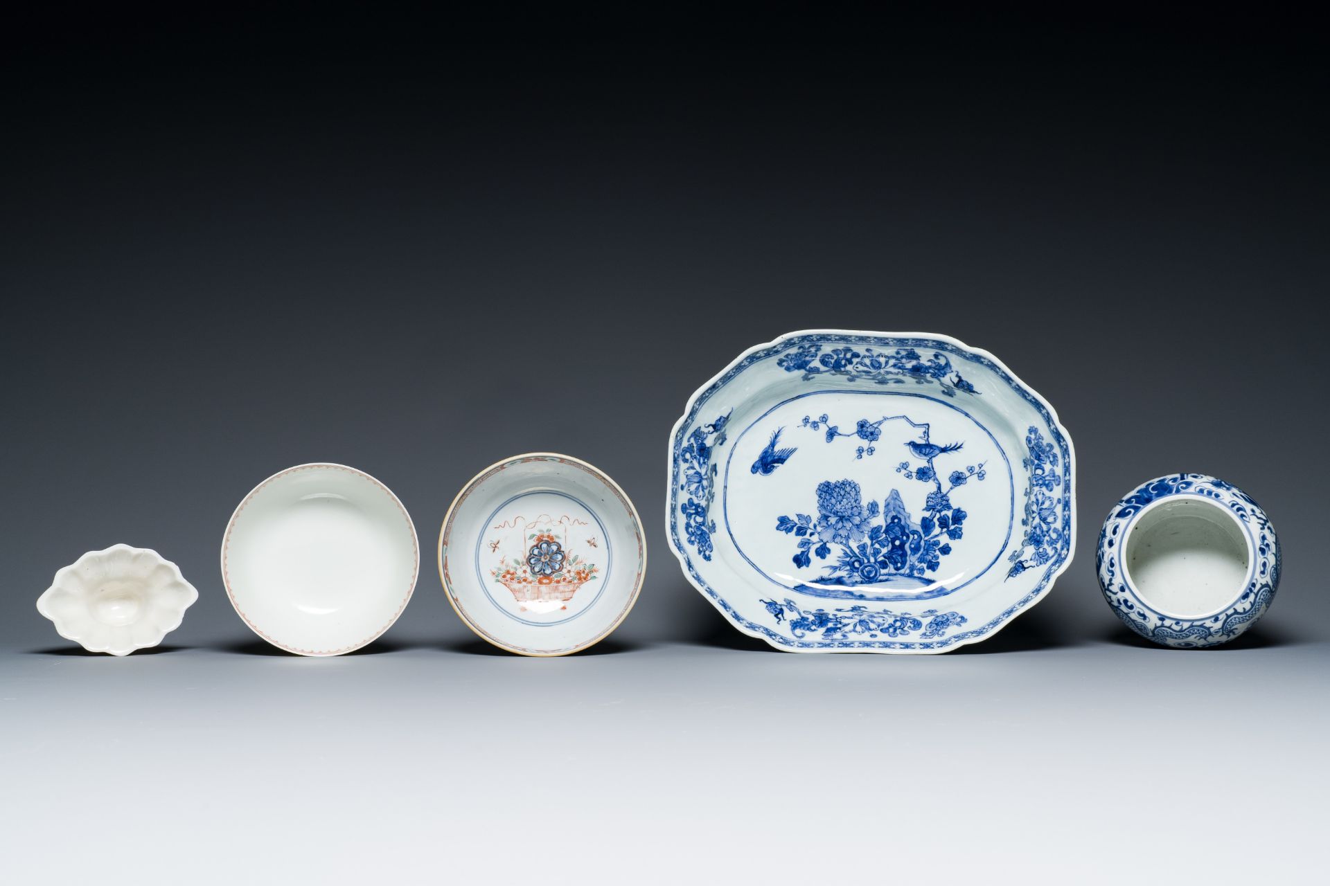 A varied collection of Chinese porcelain, 18/19th C. - Image 6 of 9