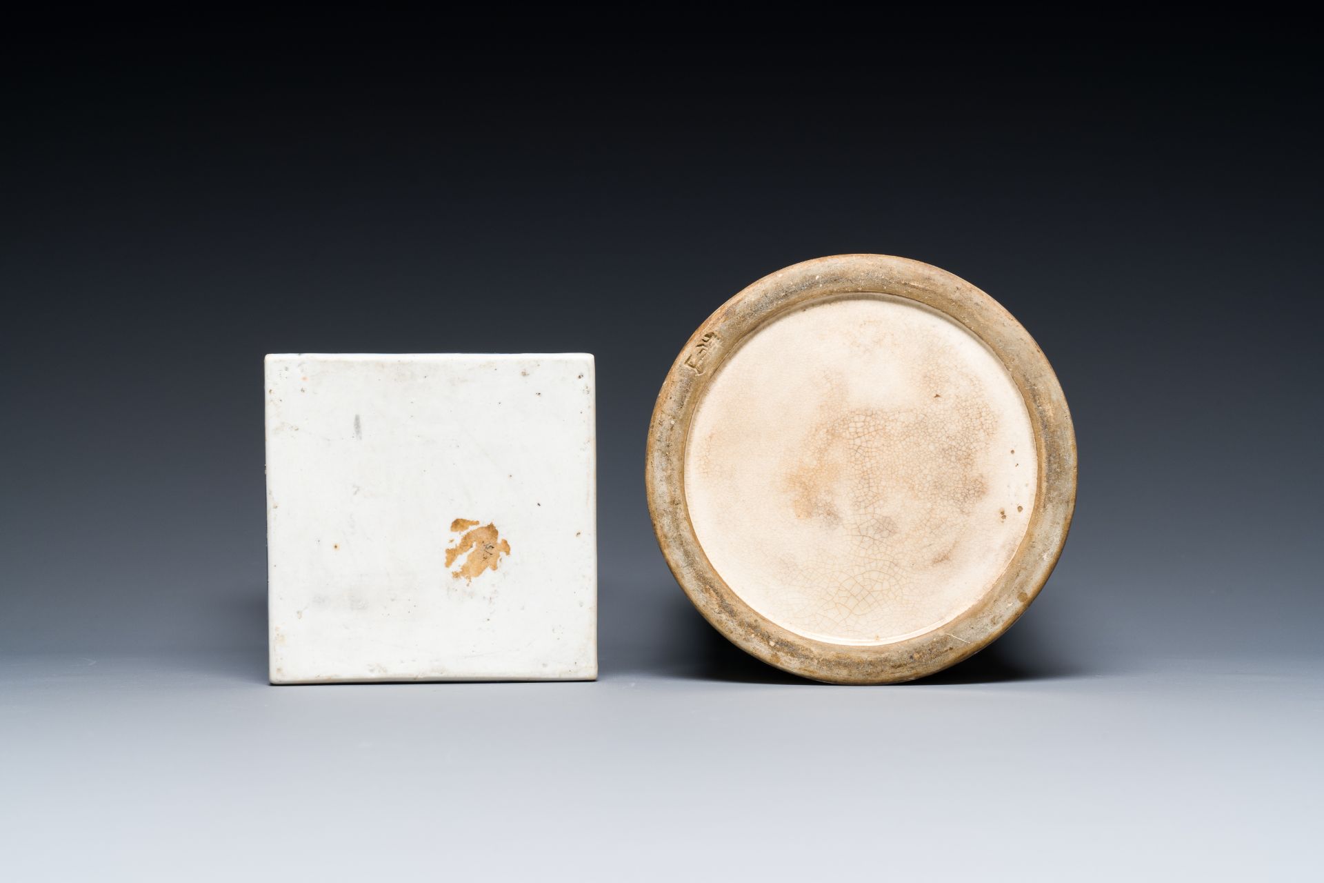 A Japanese blue and white Arita square flask and a Tangen-style bottle, 'tokkuri', Edo, 18/19th C. - Image 7 of 7