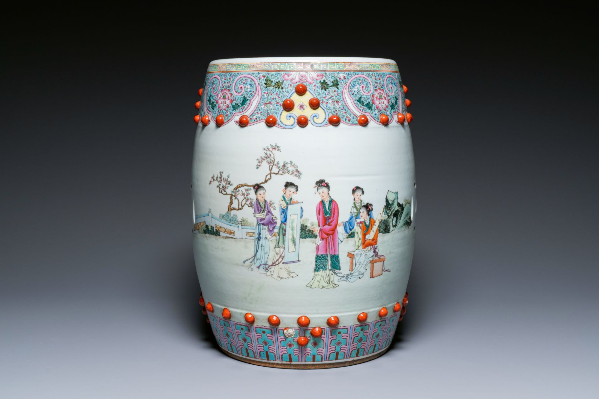 A Chinese famille rose garden seat with ladies in a garden, 20th C. - Image 4 of 7