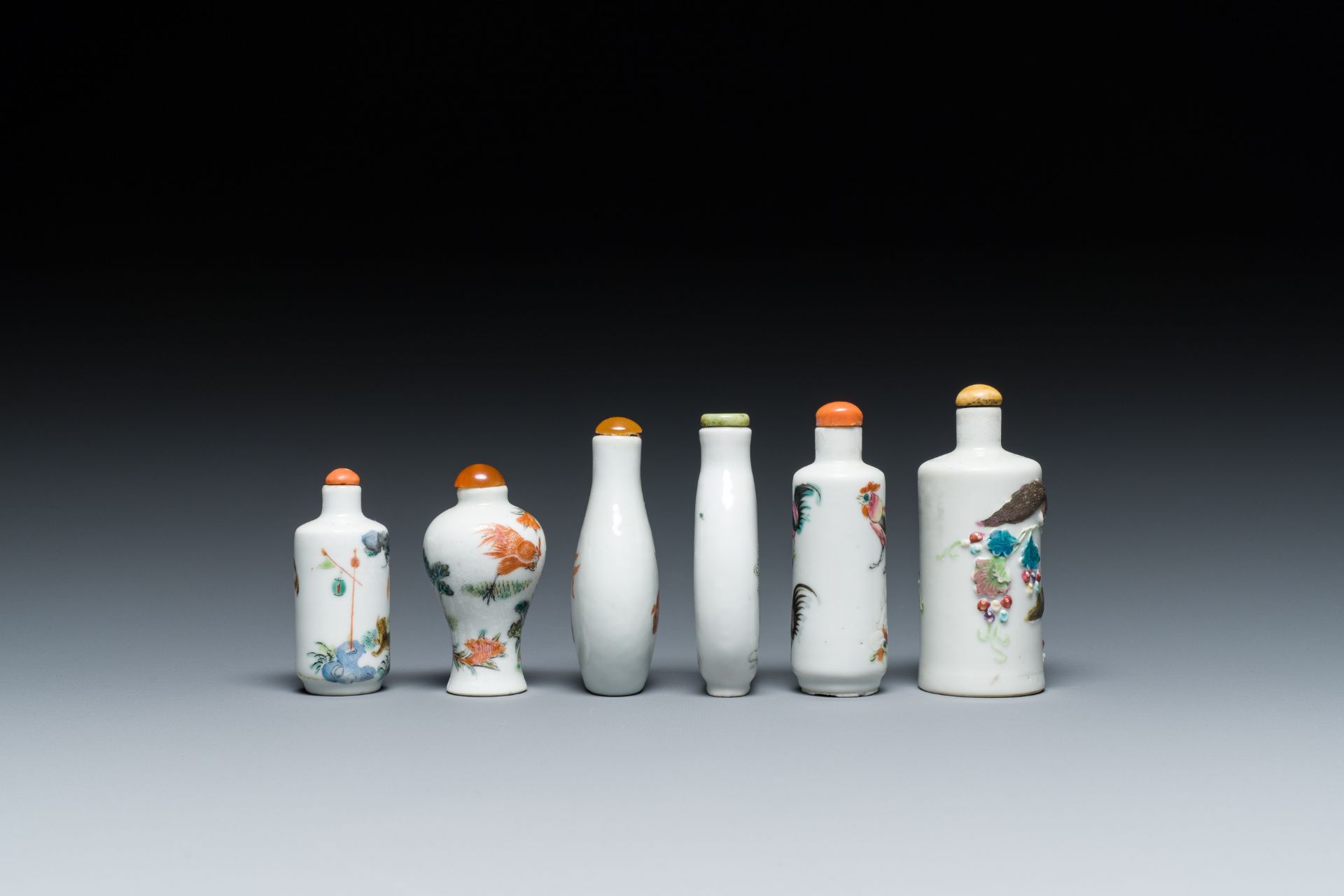 Six Chinese famille rose and iron-red snuff bottles, 18/19th C. - Image 3 of 7