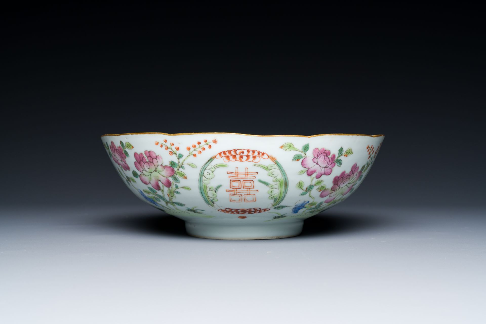 A varied collection of Chinese porcelain, 19/20th C. - Image 7 of 15