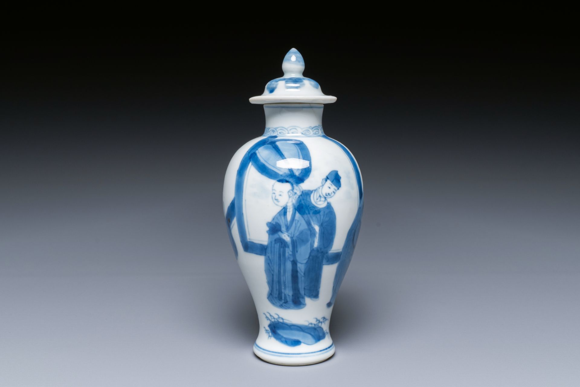 A Chinese blue and white covered vase and a verte-Imari plate, Kangxi - Image 4 of 9