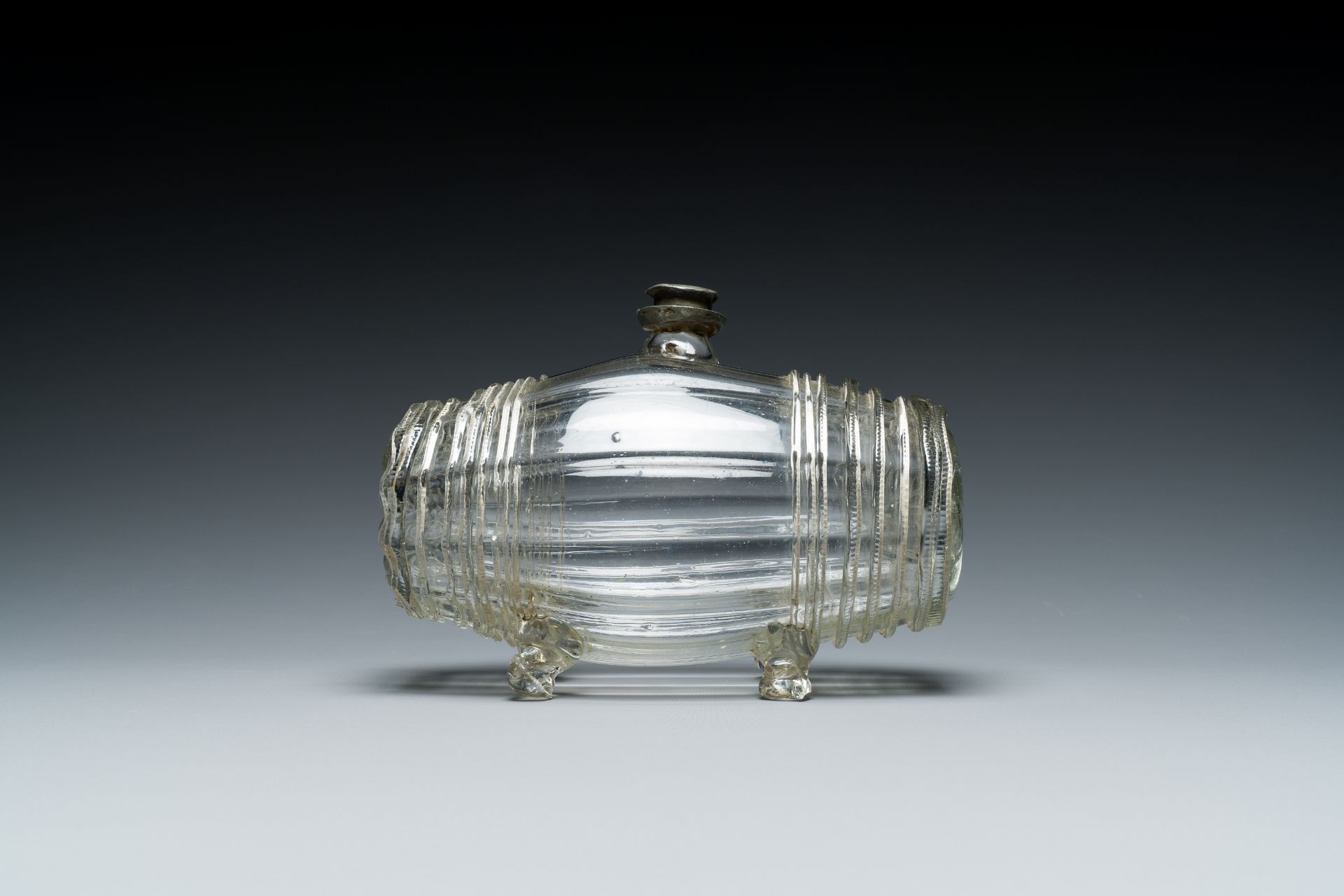 A German barrel-shaped glass bottle with pewter screw cap, 17/18th C. - Image 4 of 7