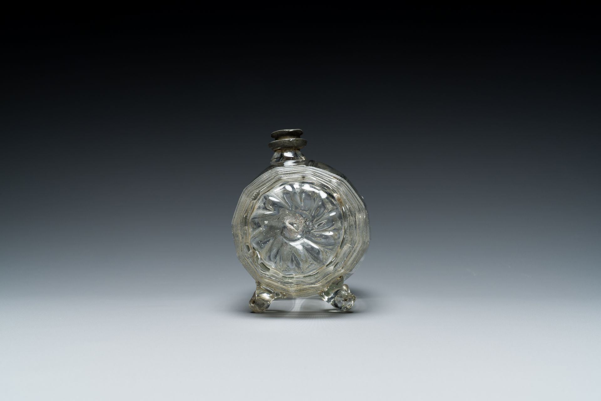 A German barrel-shaped glass bottle with pewter screw cap, 17/18th C. - Image 5 of 7