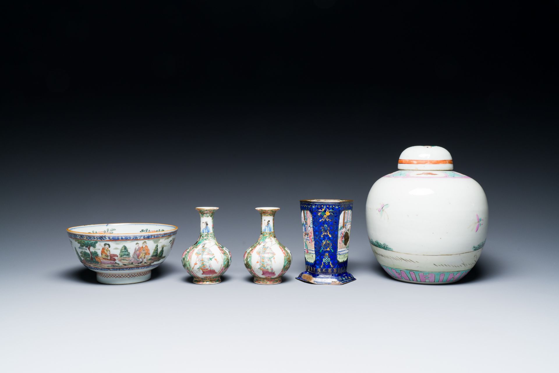 A varied collection of Chinese porcelain and Canton enamel, 18/19th C. - Image 18 of 20