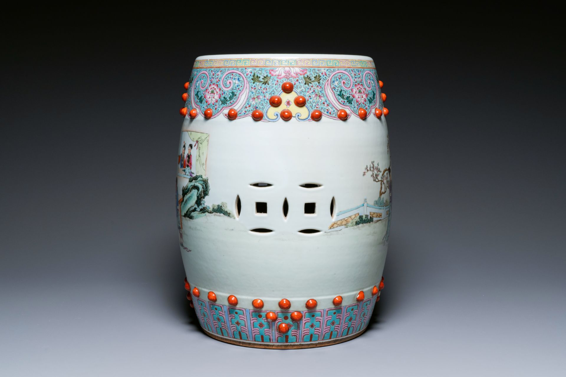 A Chinese famille rose garden seat with ladies in a garden, 20th C. - Image 5 of 7