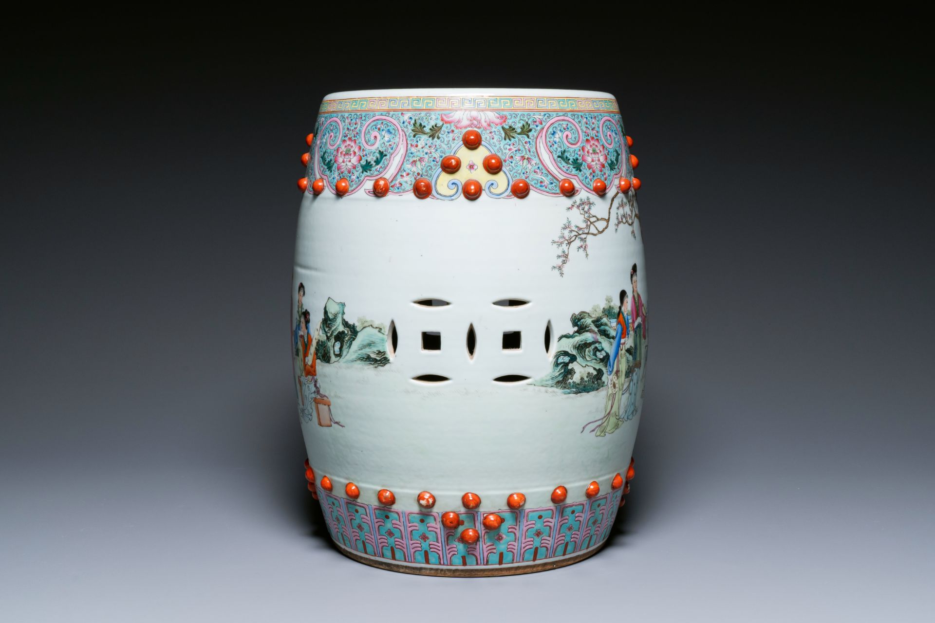 A Chinese famille rose garden seat with ladies in a garden, 20th C. - Image 3 of 7