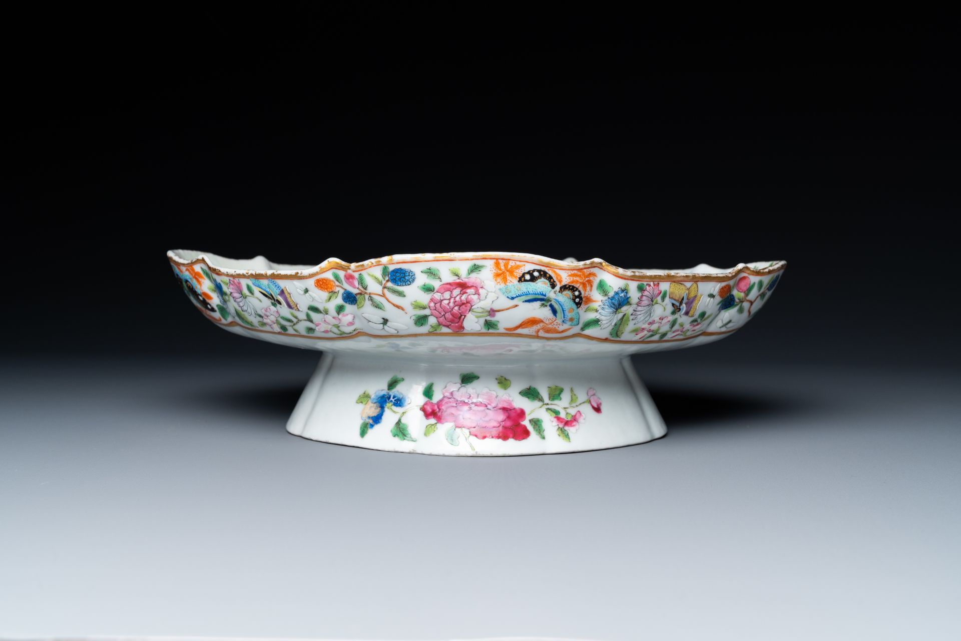 A rare Chinese Canton famille rose tazza depicting a winding stream party, 'liushangqushui' æµè§´æ› - Image 3 of 7