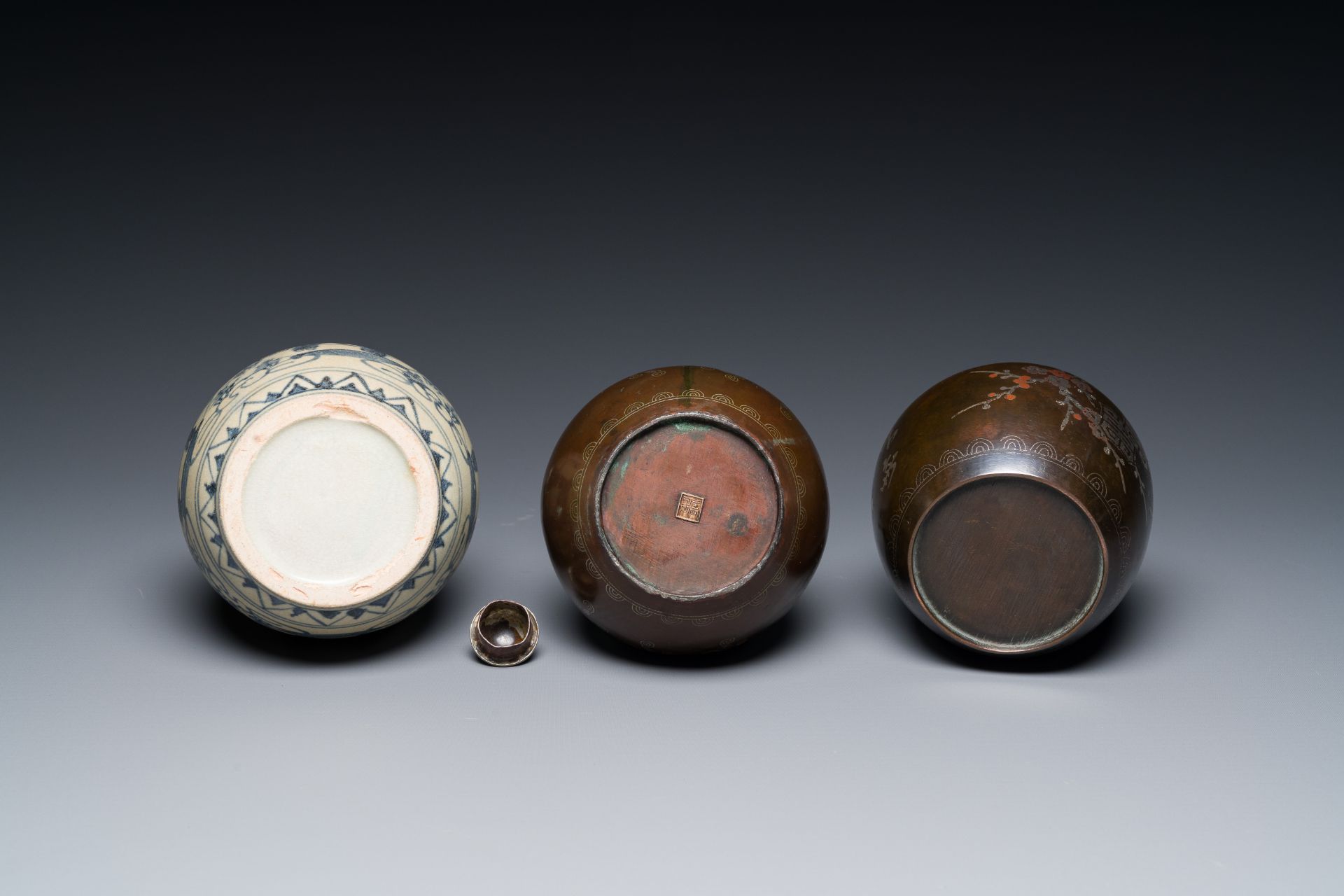 Two Vietnamese copper- and silver-inlaid paktong wares and a Chinese blue and white double gourd vas - Image 7 of 7