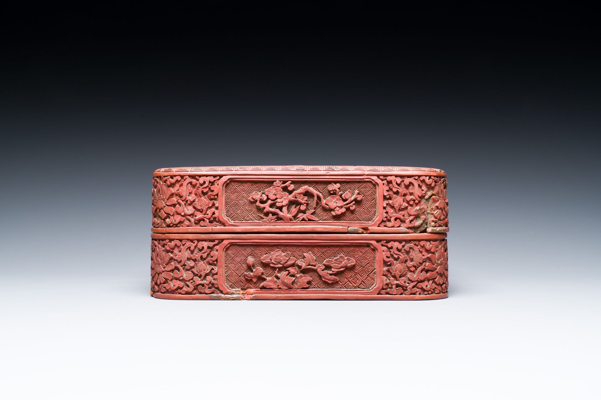 A Chinese red cinnabar lacquer box and cover, 17/18th C. - Image 6 of 8