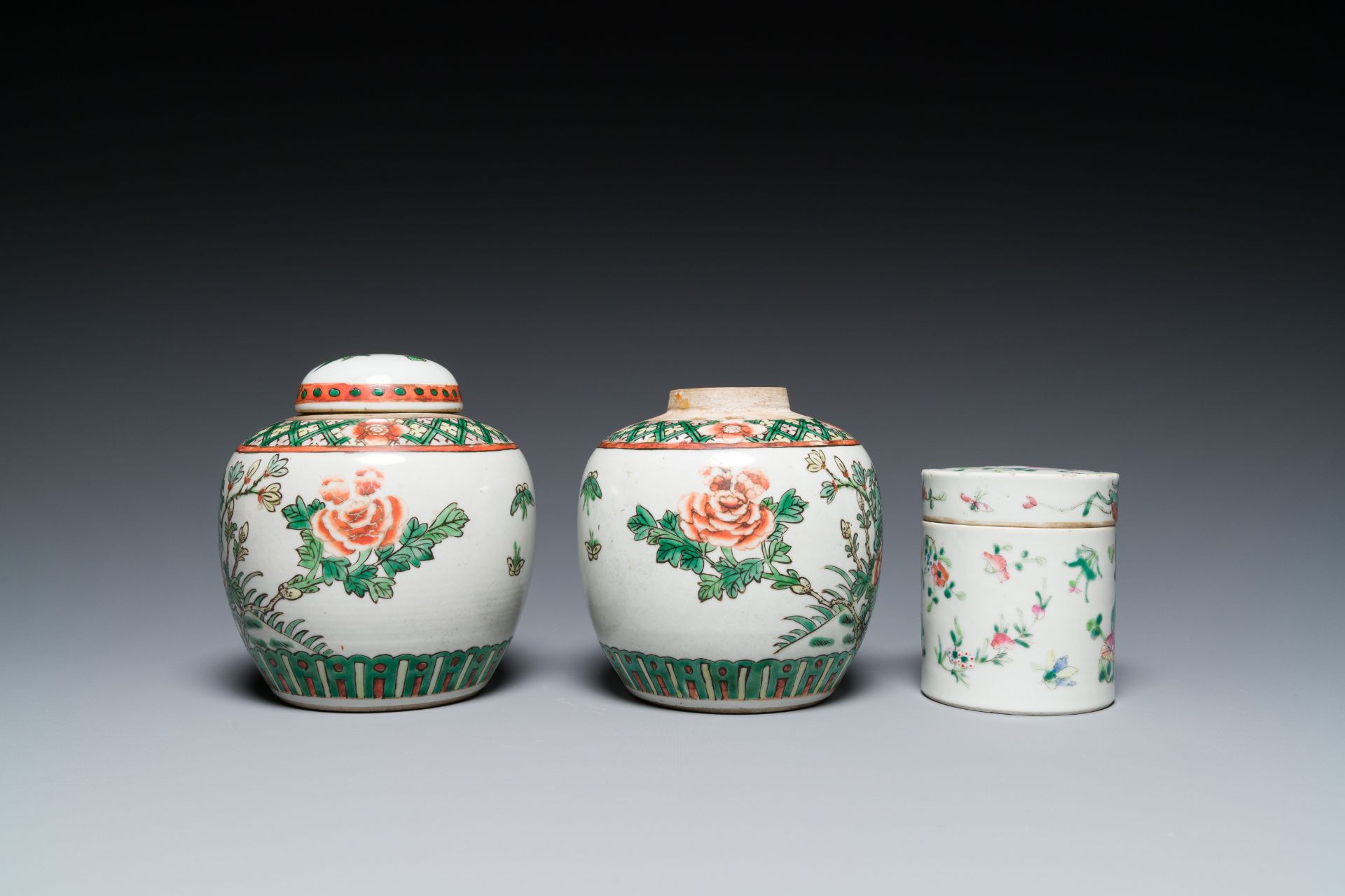 A varied collection of Chinese porcelain, 19th C. - Image 11 of 15