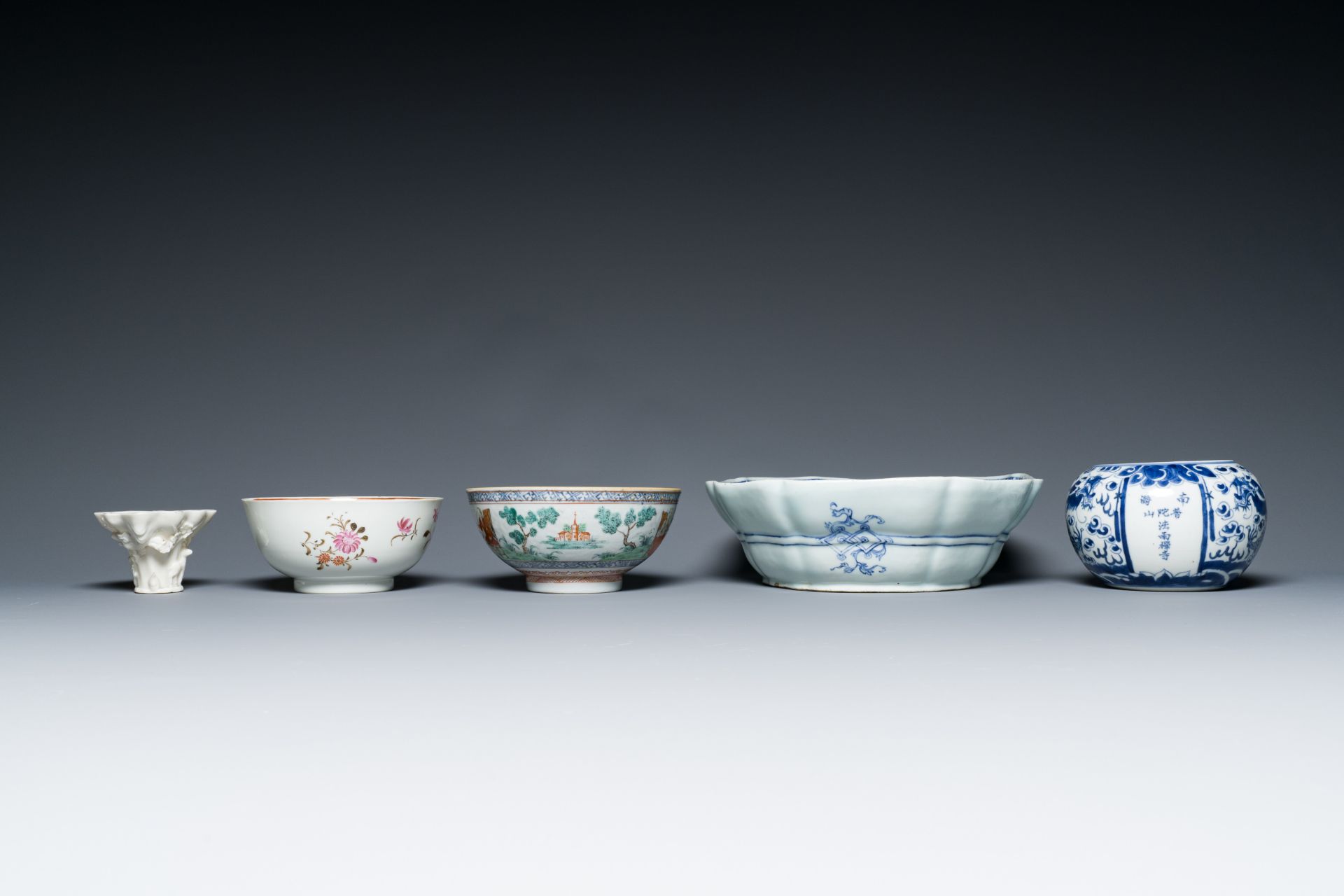 A varied collection of Chinese porcelain, 18/19th C. - Image 5 of 9