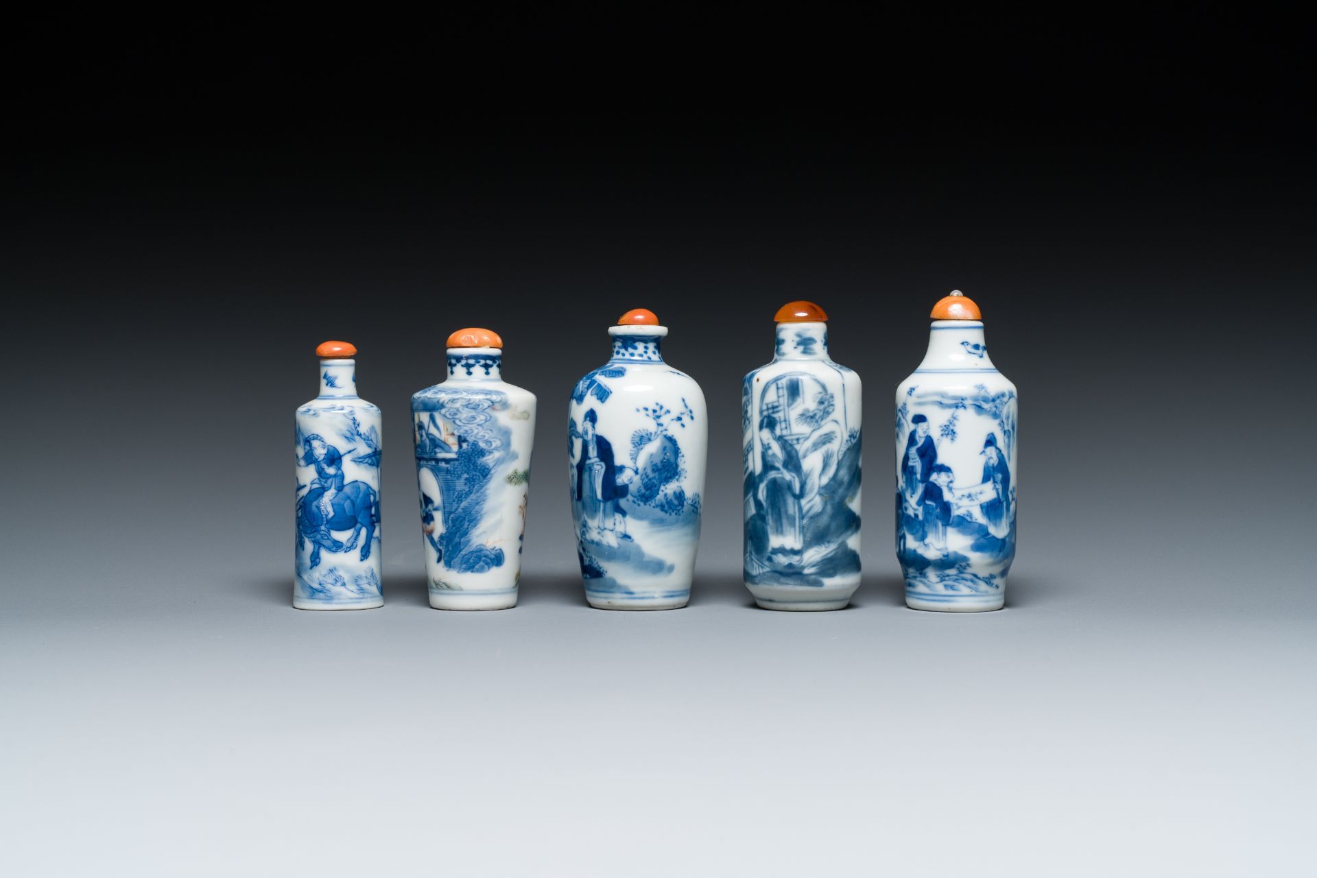 Five Chinese blue, white and wucai snuff bottles, 19th C. - Image 5 of 7