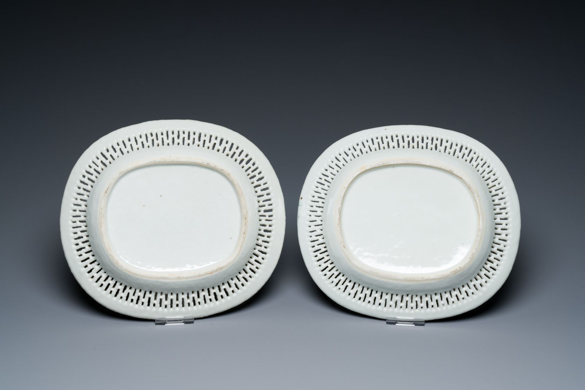 A pair of Chinese oval reticulated Canton famille rose 'butterfly' dishes, 19th C. - Image 3 of 3