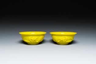 A pair of Chinese yellow Beijing glass bowls with floral design, 19/20th C.