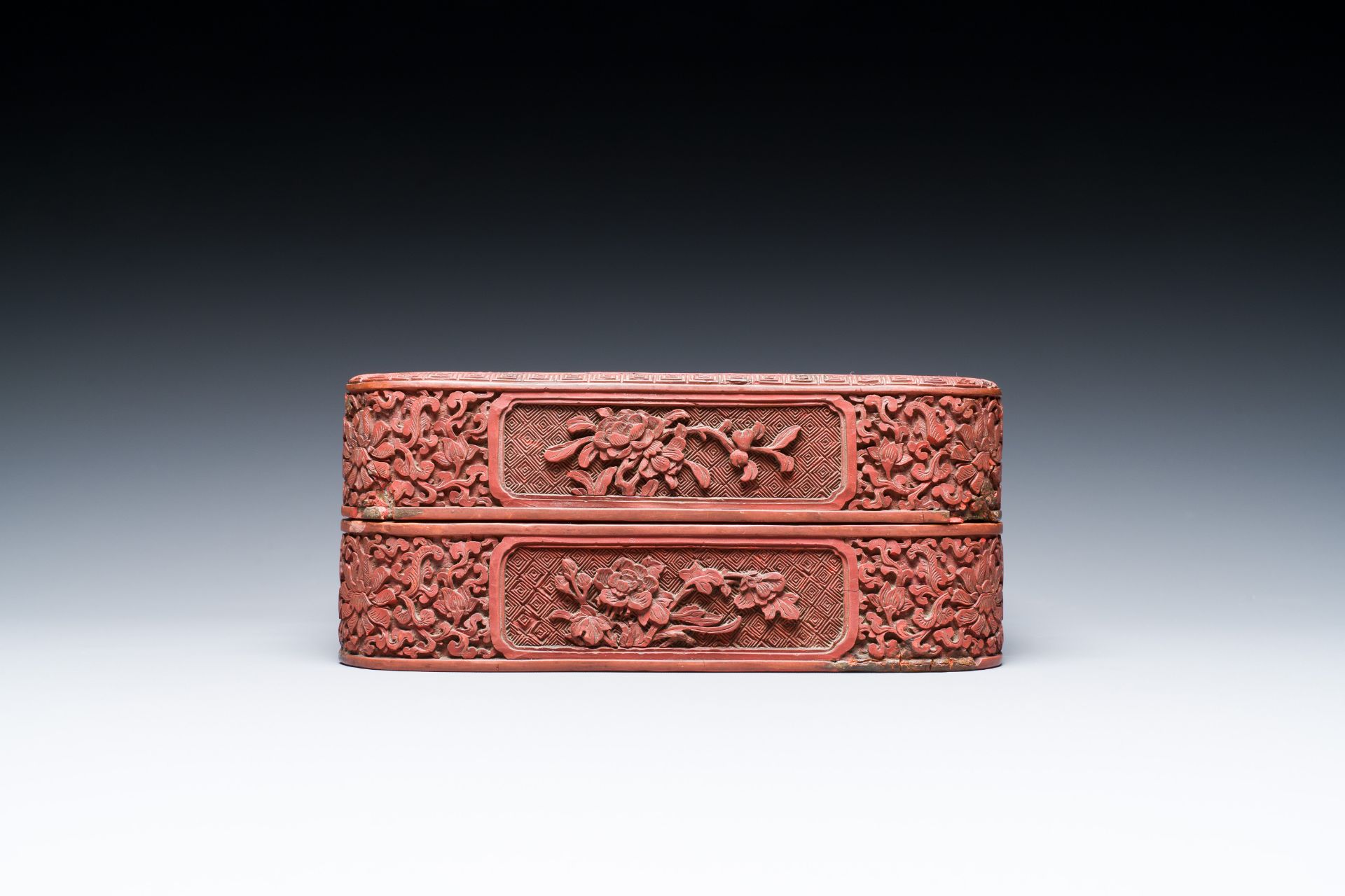 A Chinese red cinnabar lacquer box and cover, 17/18th C. - Image 4 of 8