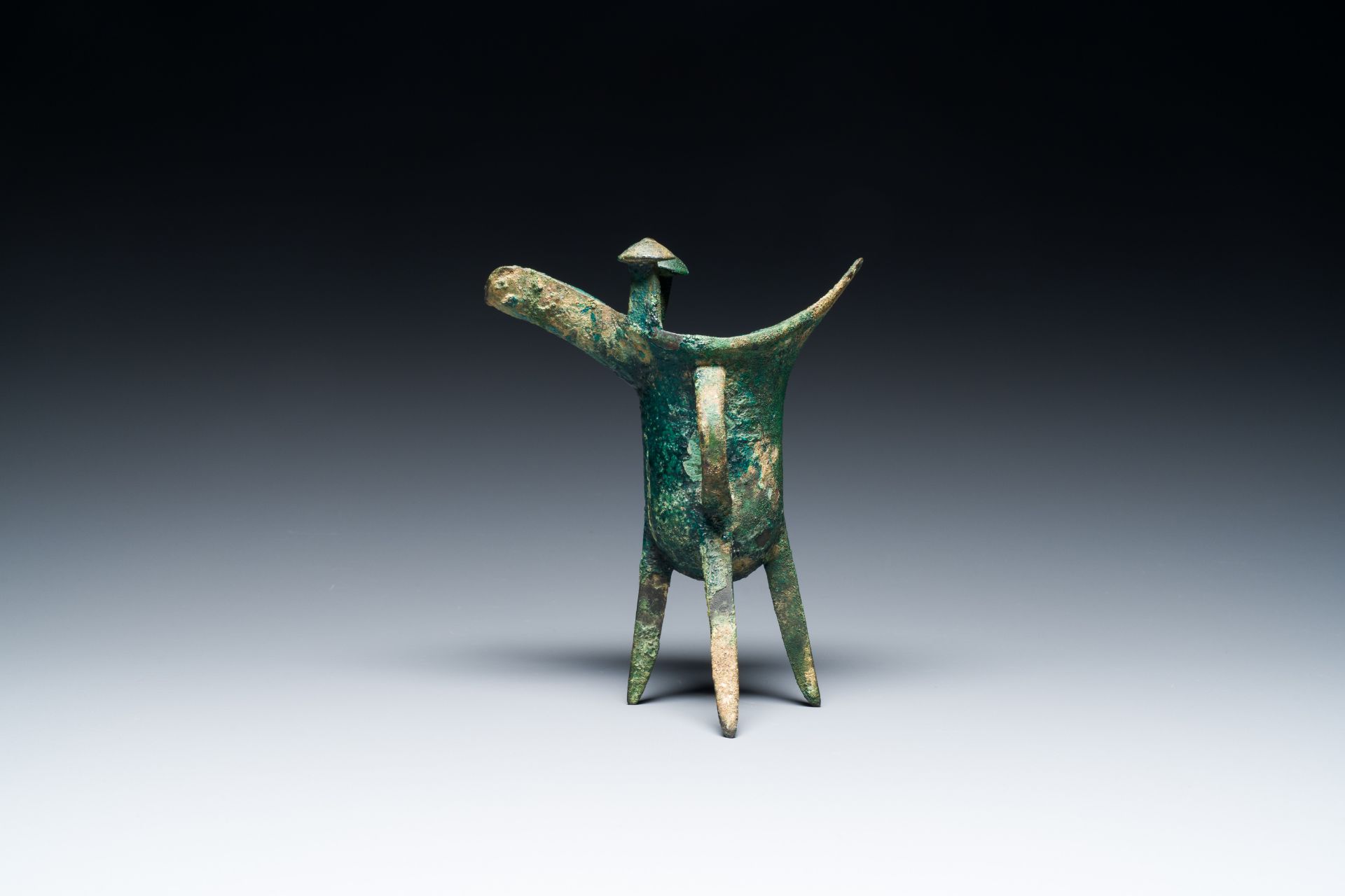 A Chinese archaic bronze ritual wine vessel, 'jue', late Shang dynasty - Image 2 of 7