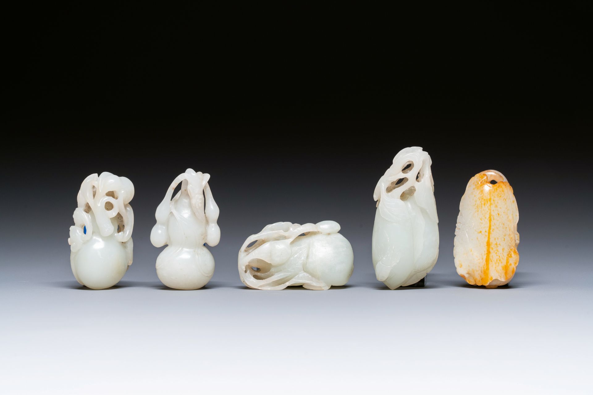 Five Chinese white and celadon jade carvings, Qing/Republic - Image 3 of 5