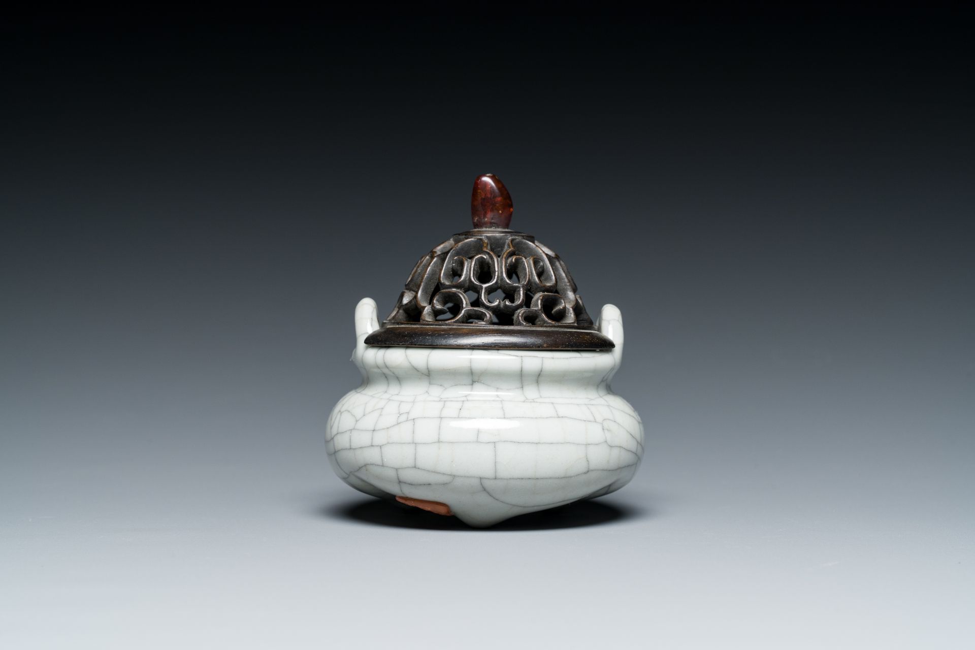 A Chinese ge-type crackle-glazed censer and a small cream-glazed bowl, 19/20th C. - Image 2 of 7