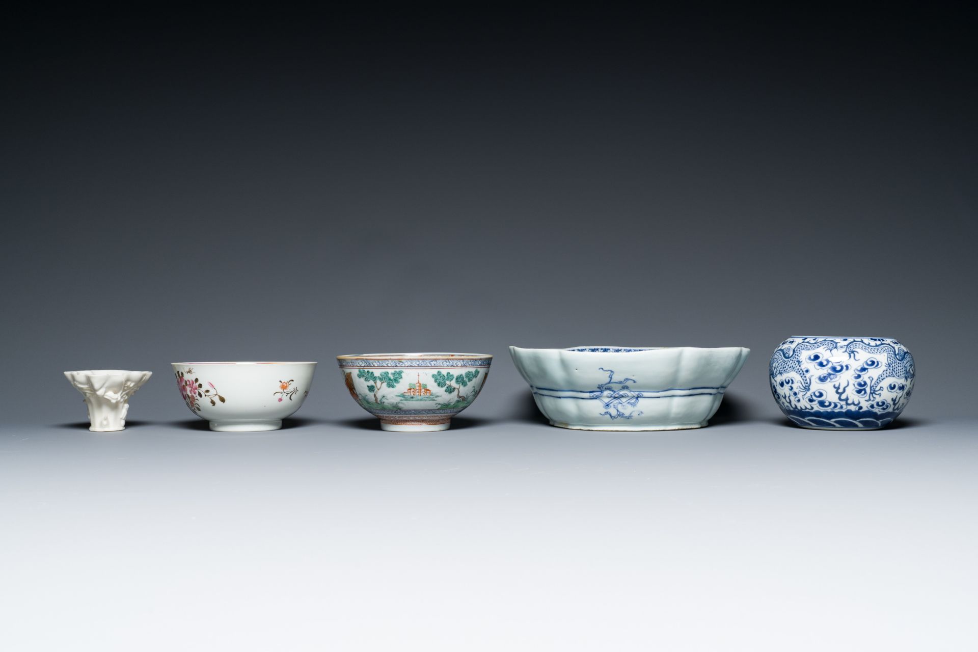 A varied collection of Chinese porcelain, 18/19th C. - Image 4 of 9