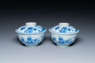 A pair of Chinese blue and white bowls and covers with narrative deisgn, Kangxi/Yongzheng
