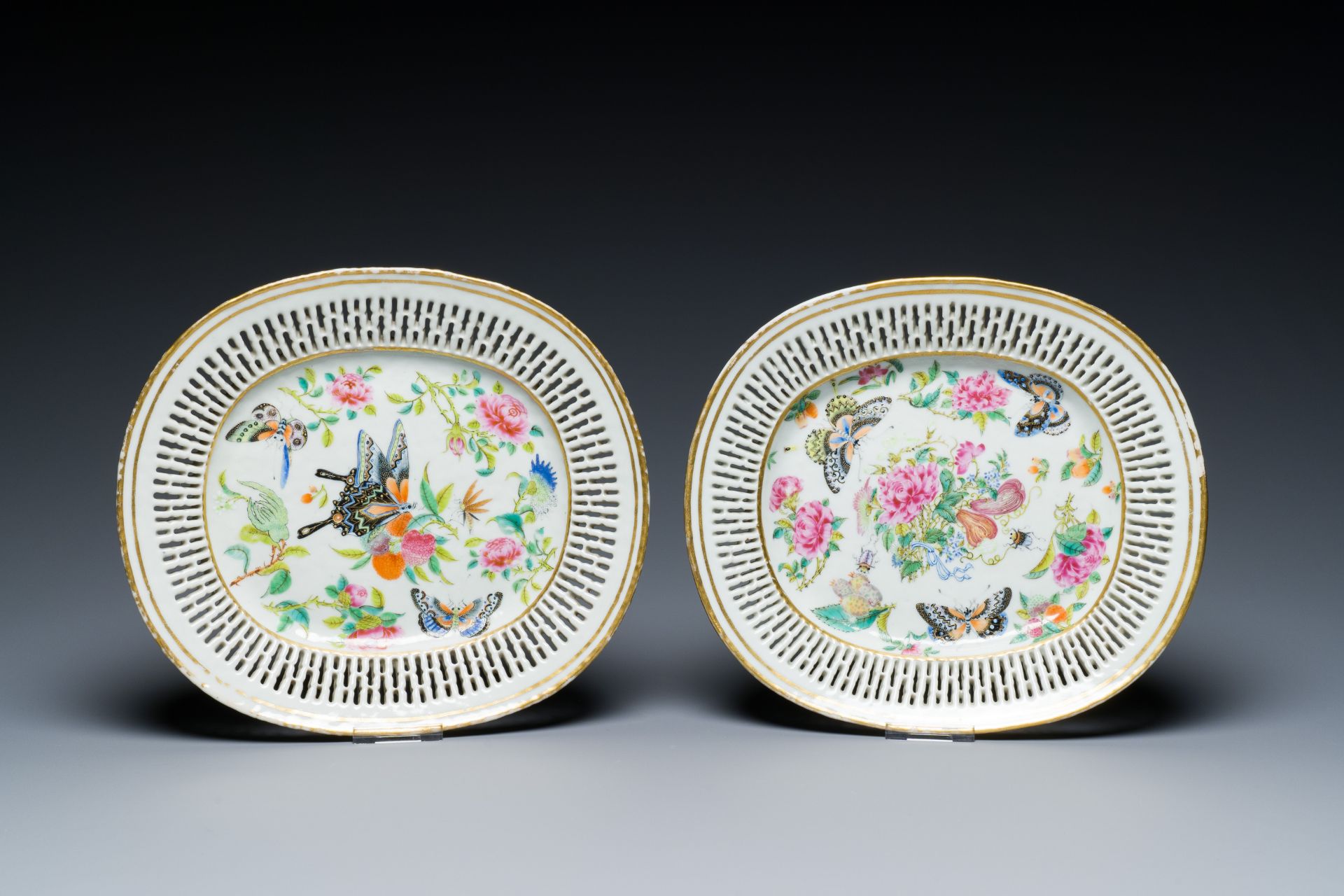 A pair of Chinese oval reticulated Canton famille rose 'butterfly' dishes, 19th C. - Image 2 of 3