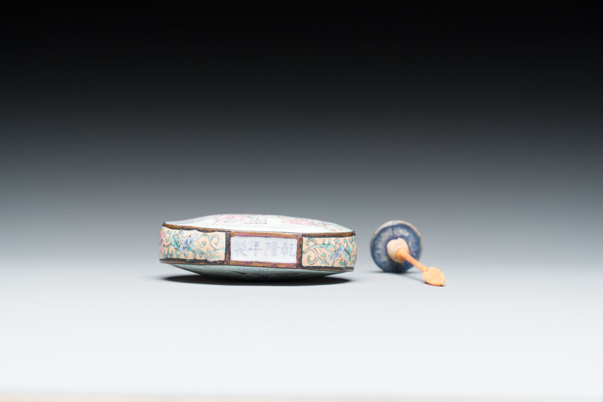 A Chinese Beijing enamel 'foreigners' snuff bottle, Qianlong mark and of the period - Image 6 of 6