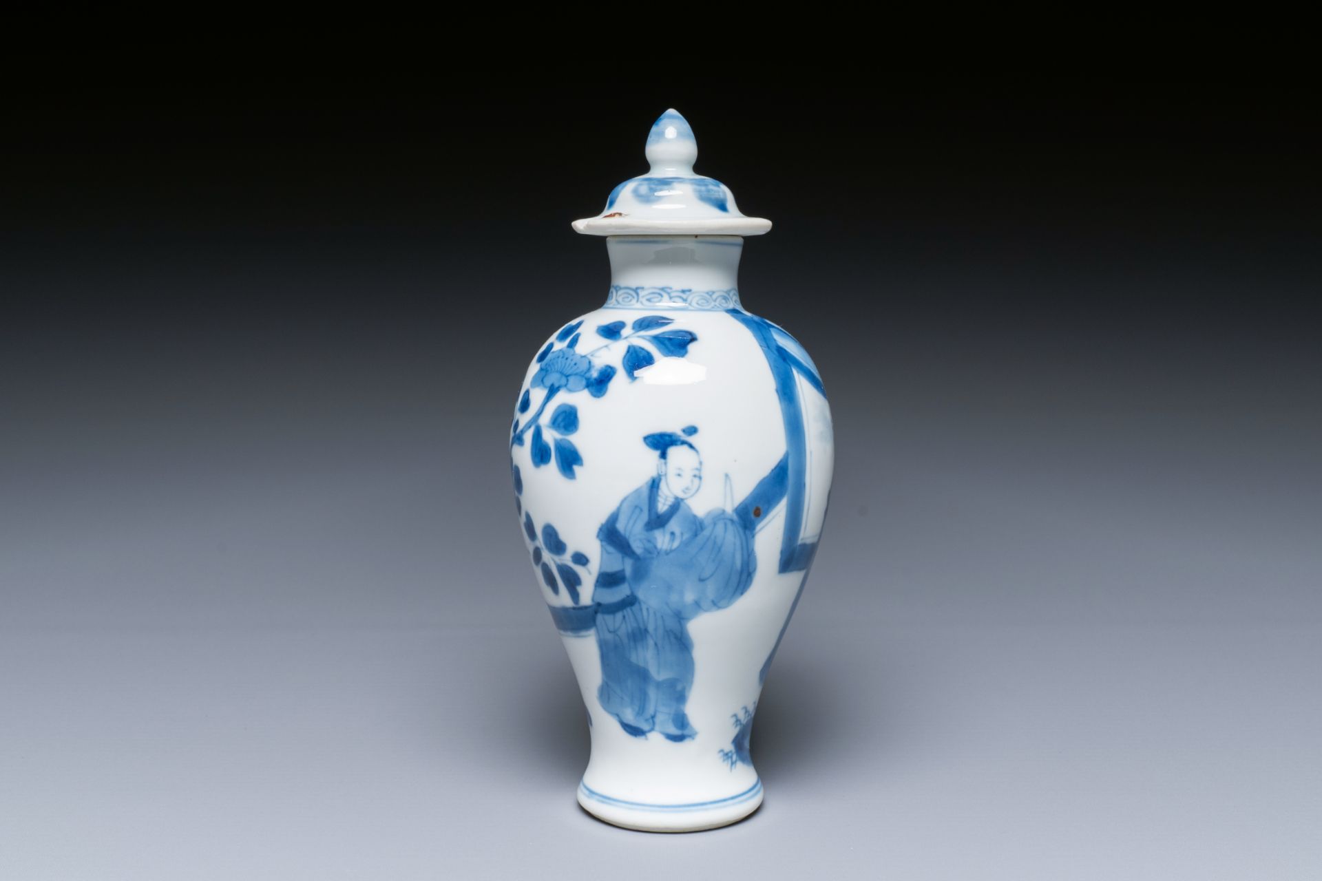 A Chinese blue and white covered vase and a verte-Imari plate, Kangxi - Image 5 of 9