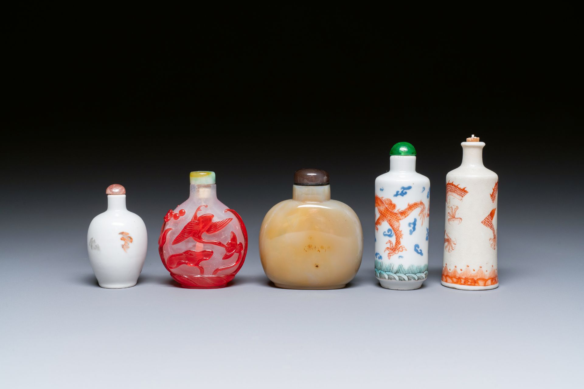 Five Chinese porcelain, glass and agate snuff bottles, 19/20th C. - Image 3 of 5