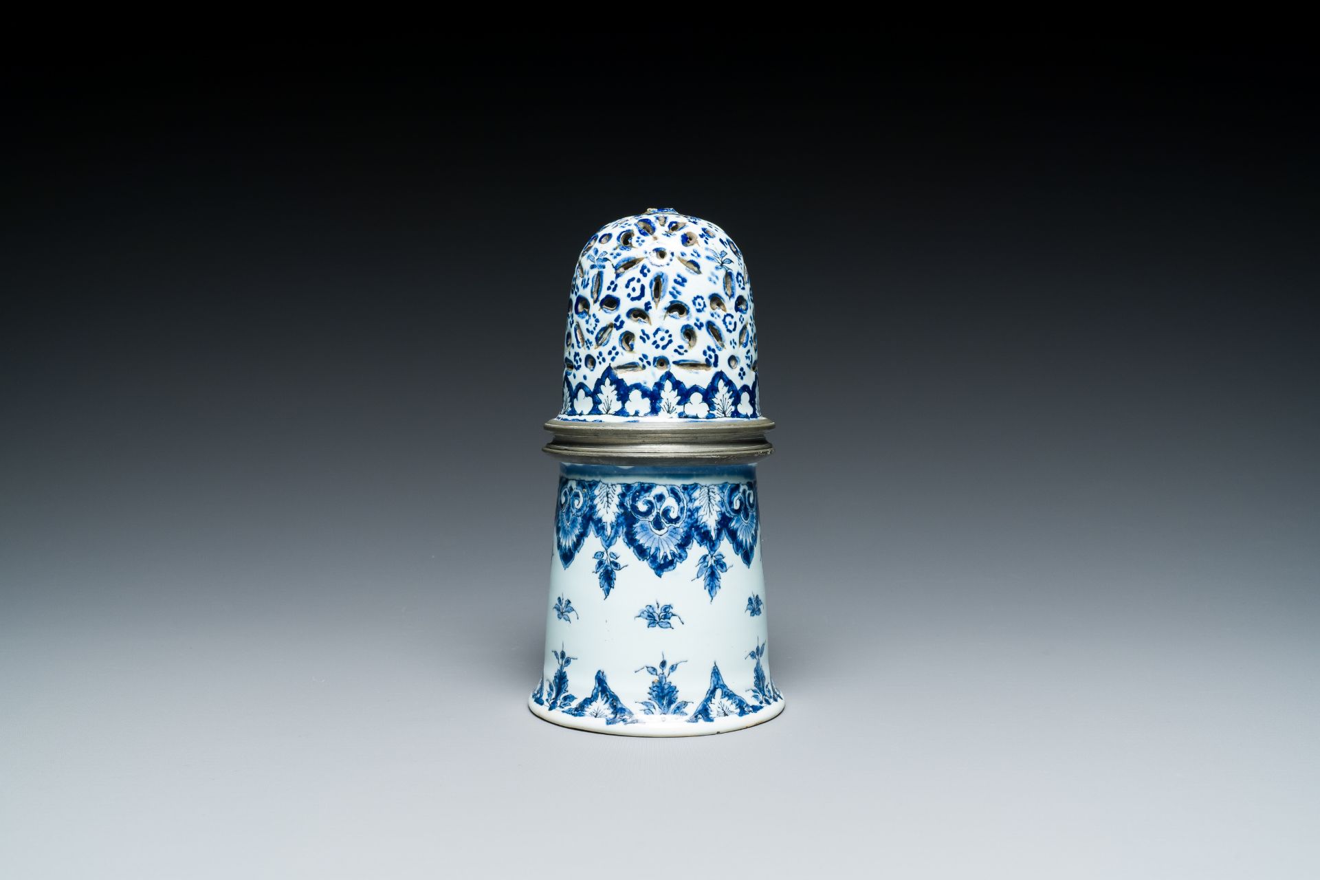 A blue and white French faience caster with pewter mounts, Rouen, 18th C. - Bild 2 aus 7