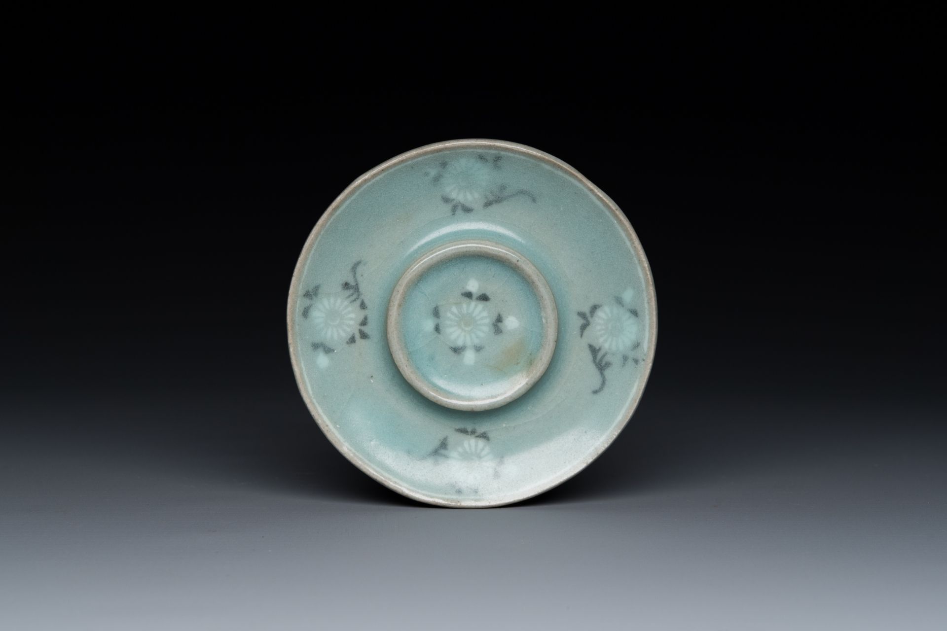A Korean inlaid celadon cup on a stand, probably Goryeo, 13/14th C. - Image 3 of 10