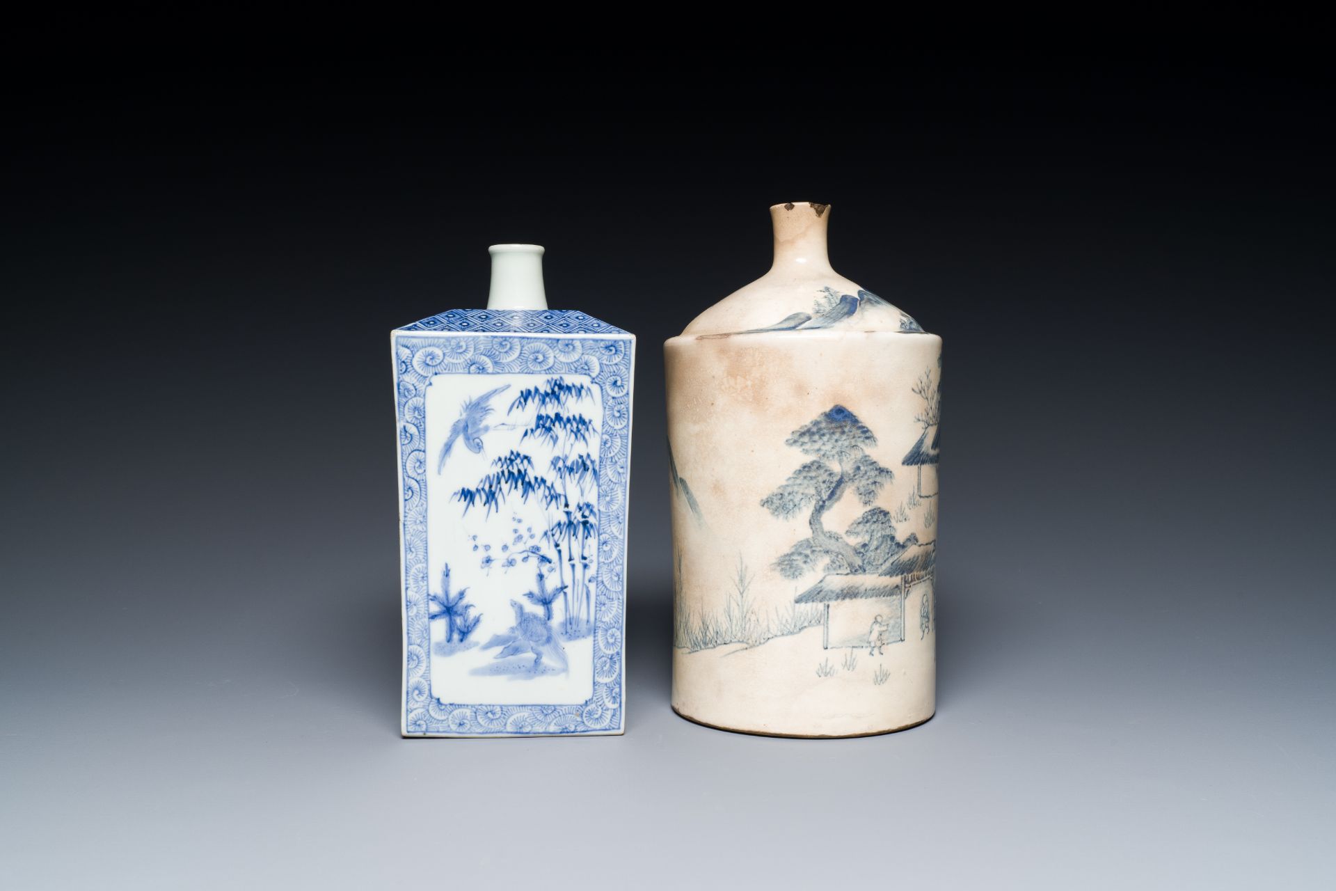 A Japanese blue and white Arita square flask and a Tangen-style bottle, 'tokkuri', Edo, 18/19th C. - Image 3 of 7