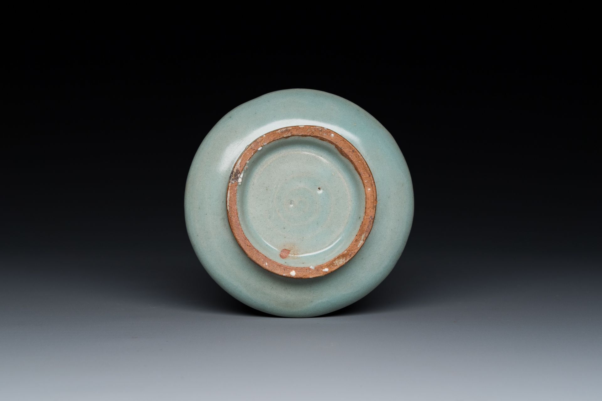 A Korean inlaid celadon cup on a stand, probably Goryeo, 13/14th C. - Image 4 of 10