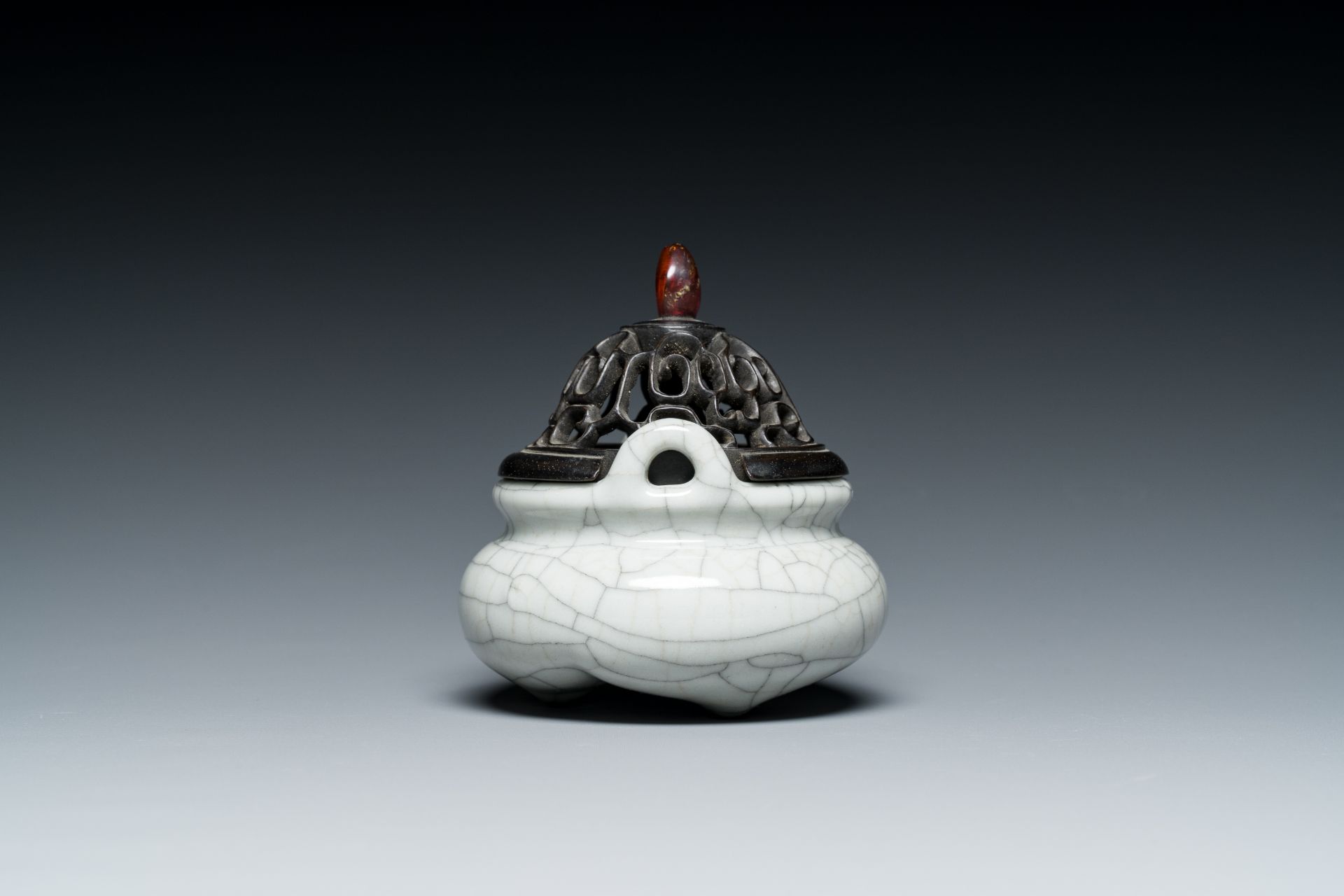 A Chinese ge-type crackle-glazed censer and a small cream-glazed bowl, 19/20th C. - Image 5 of 7