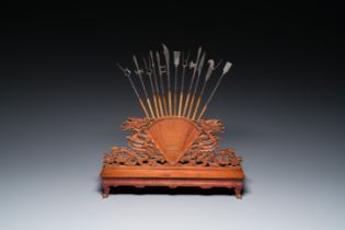 A Chinese or Vietnamese miniature wooden weapon rack, 19/20th C.