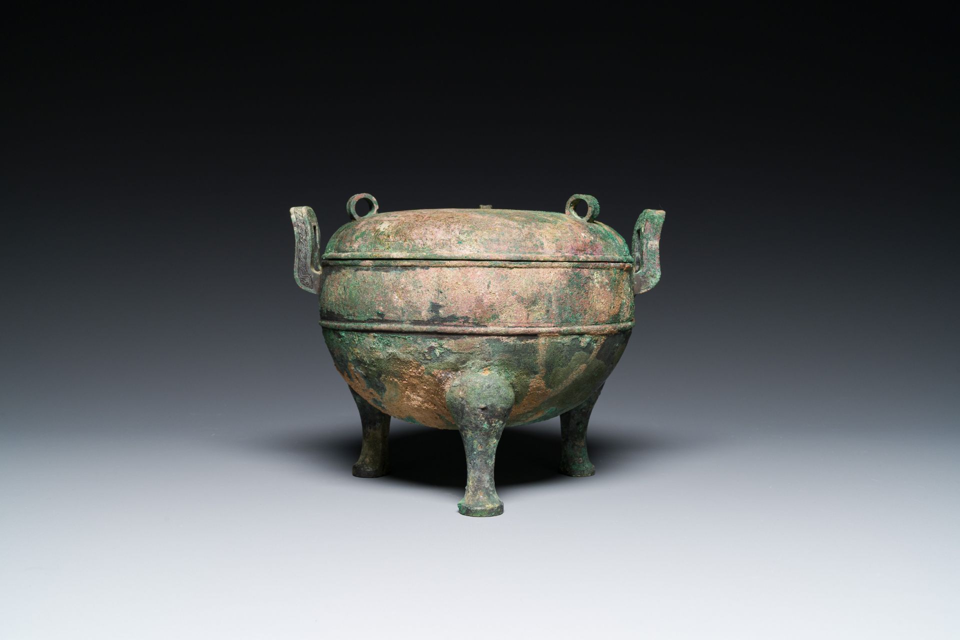 A Chinese archaic bronze tripod vessel and cover, 'ding', Eastern Zhou, Spring and Autumn period - Image 2 of 7