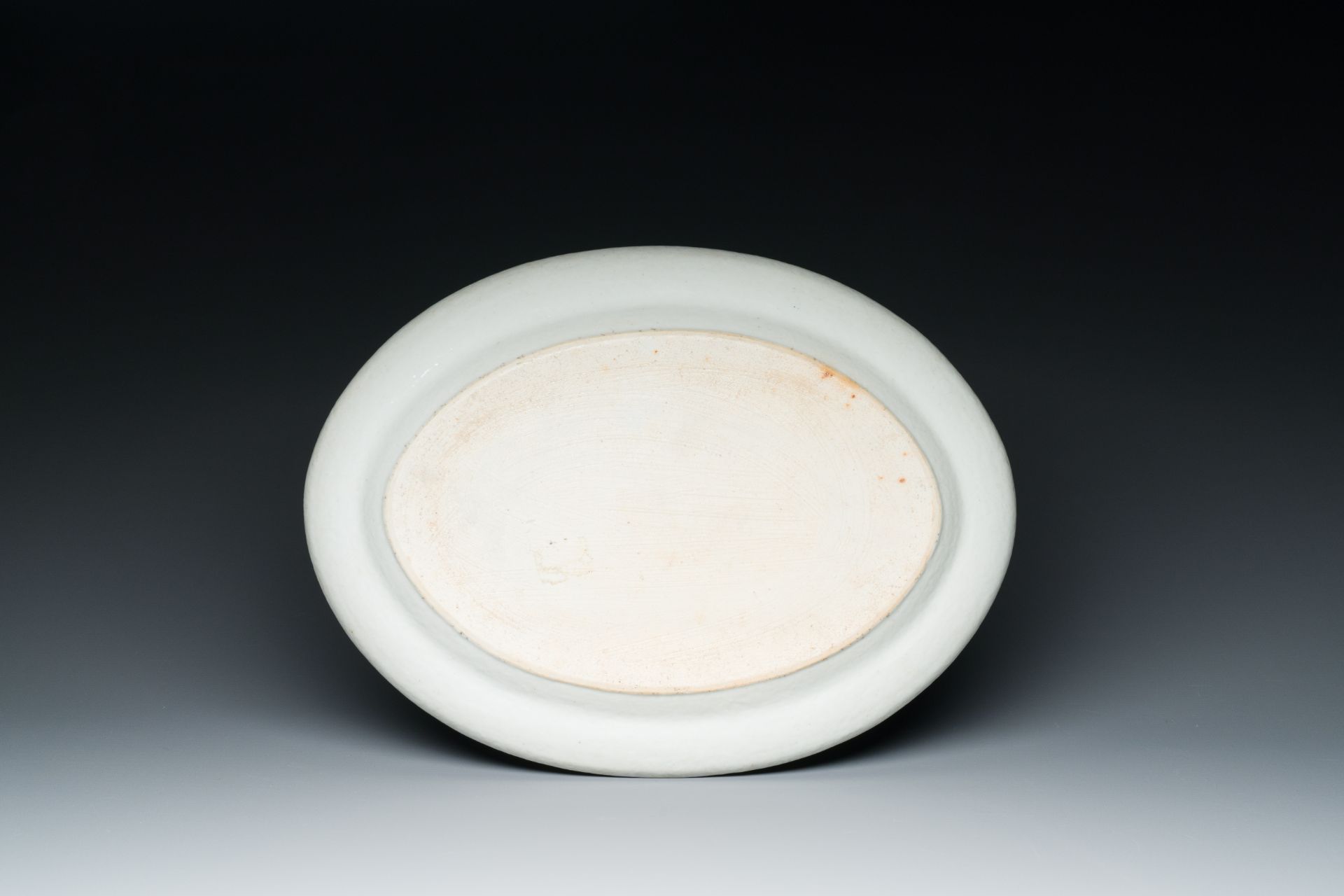 An oval Chinese Canton famille rose dish, Jiaqing/Daoguang - Image 2 of 2