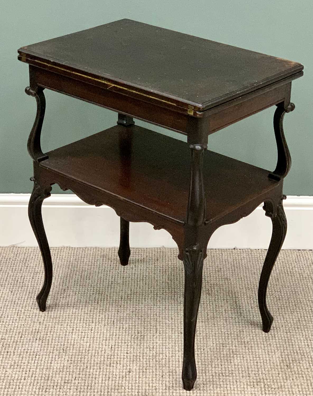 EDWARDIAN MAHOGANY FOLDOVER CARD TABLE - having an interior baize lining with gilt tooled edging and - Image 5 of 6
