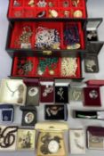 VINTAGE JEWELLERY BOX & CONTENTS - diamante, filigree, gold tone, Miracle and other brooches,