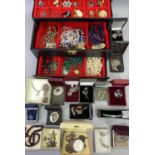 VINTAGE JEWELLERY BOX & CONTENTS - diamante, filigree, gold tone, Miracle and other brooches,