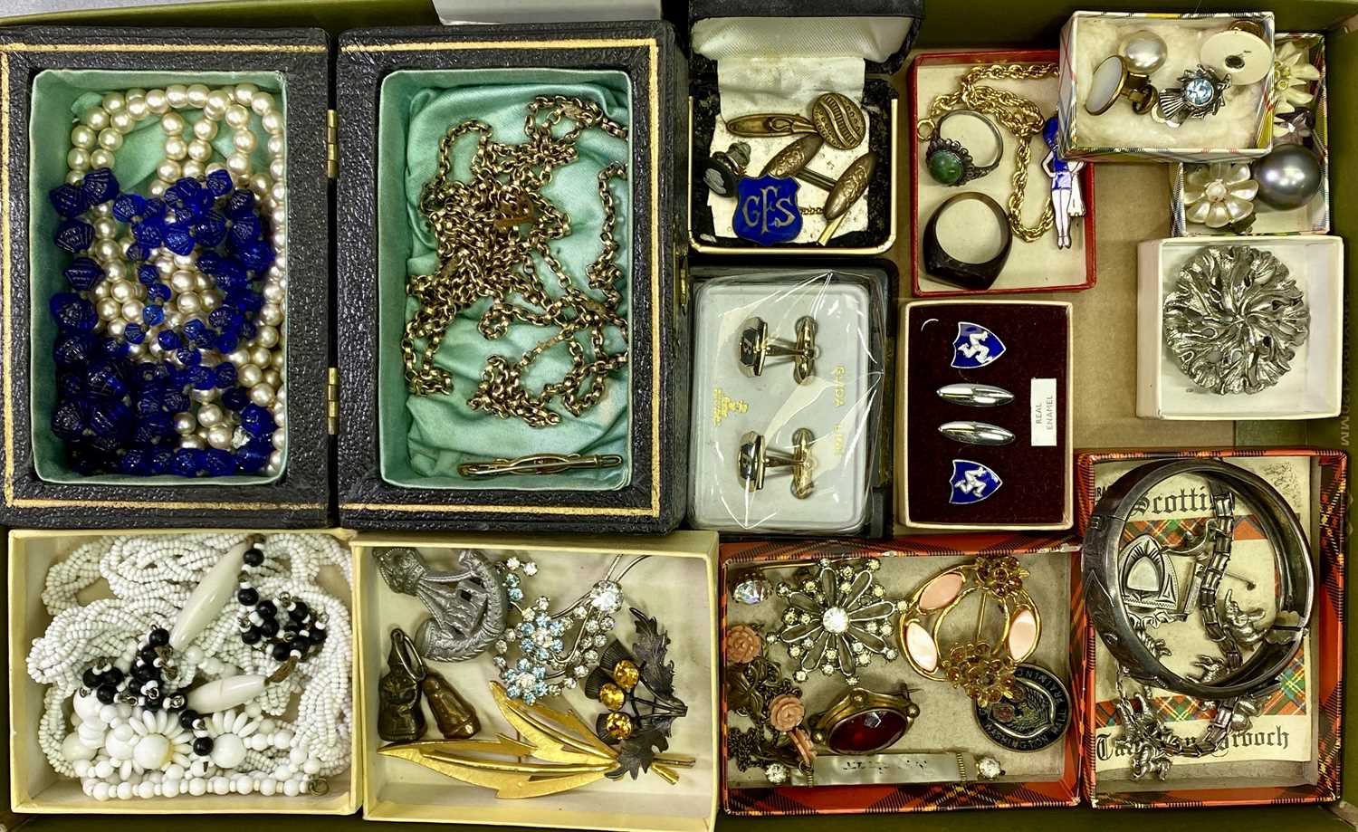 VICTORIAN & LATER JEWELLERY - in 9ct gold, silver and other metals etc to...