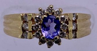 14CT GOLD AMETHYST & DIAMOND CLUSTER RING - the central amethyst surrounded by 12 tiny diamonds, the