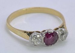 18CT GOLD THREE STONE RUBY & DIAMOND RING - 0.33ct central ruby flanked by two 0.10ct diamonds,