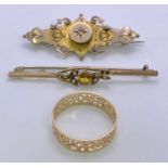 VICTORIAN & LATER GOLD JEWELLERY - 3 items to include a Victorian 9ct gold diamond chip set bar