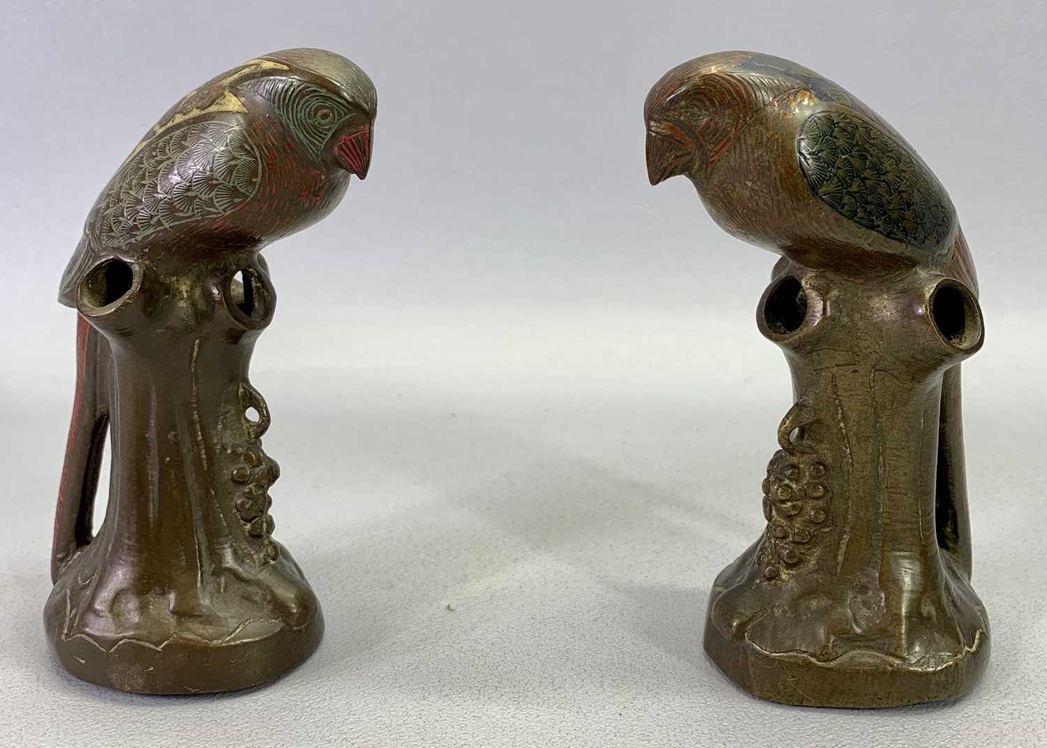 PARTIALLY GILDED CAST BRASS CANDLEHOLDERS, A PAIR - modelled as monkeys, 16cms H, a pair of - Bild 4 aus 4