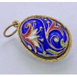 UNMARKED YELLOW METAL & ENAMEL EGG SHAPED PENDANT FOB - 20mm L, 7grms (J6)