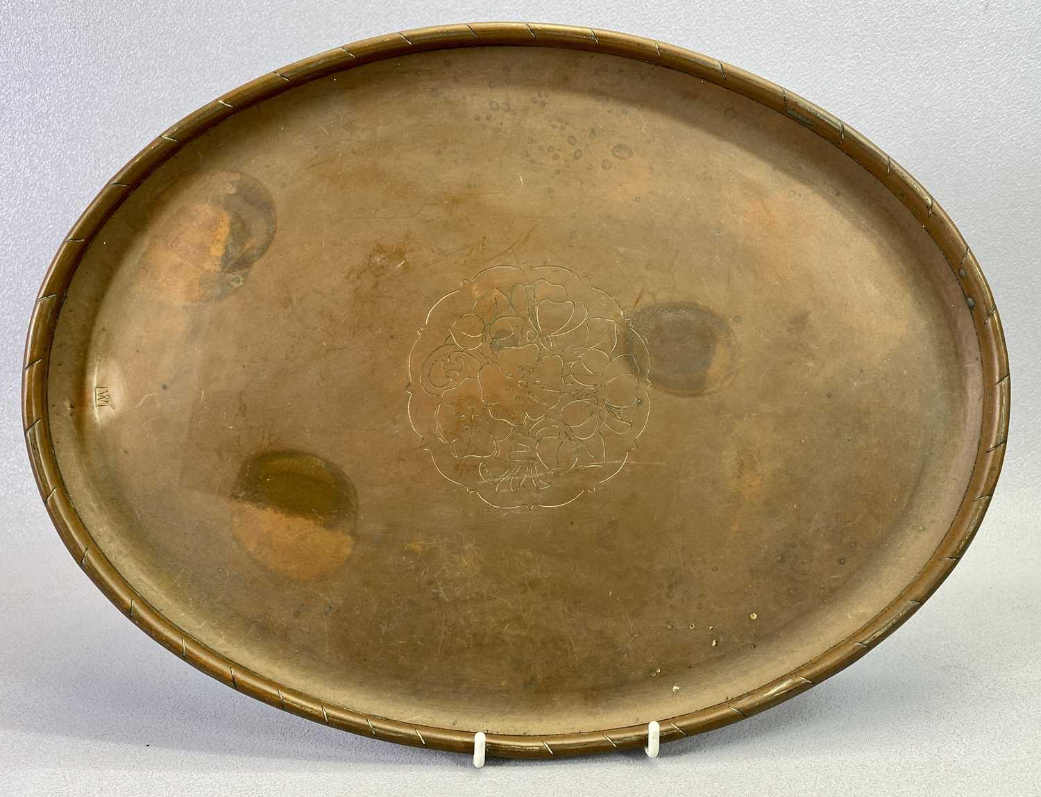 HUGH WALLIS 'ARTS & CRAFTS' OVAL PLANISHED COPPER TRAY - with raised rope twist edge, stylised - Bild 2 aus 5